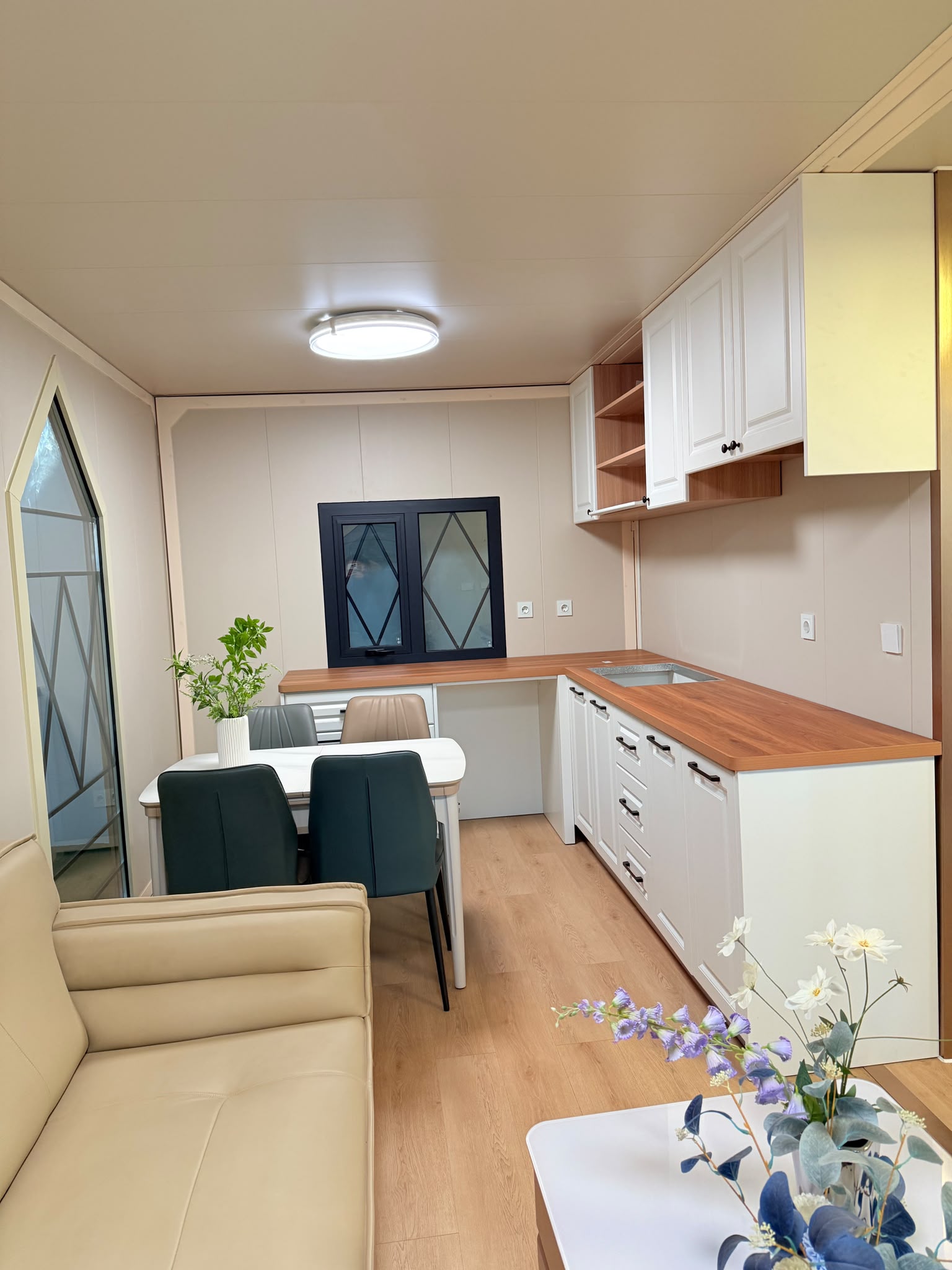 Full kitchen with dining nook, ready to use